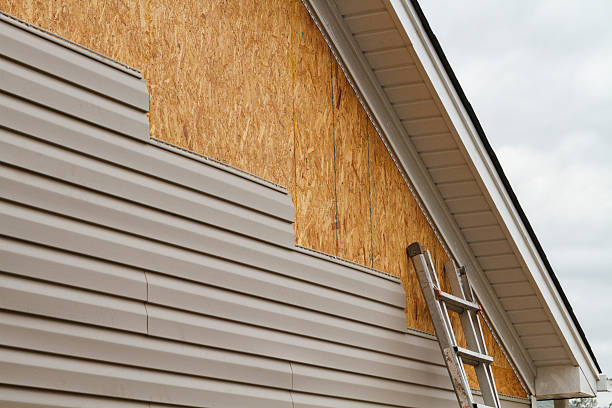 Professional Vinyl Siding technician working in Ephrata, WA